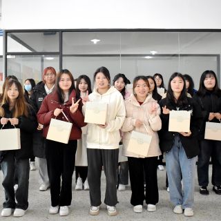 “送你一朵小紅花”！邊鋒開展婦女節(jié)福利贈(zèng)送活動(dòng)